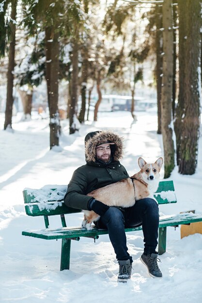 Porträtmann mit Hund Welsh Corgi