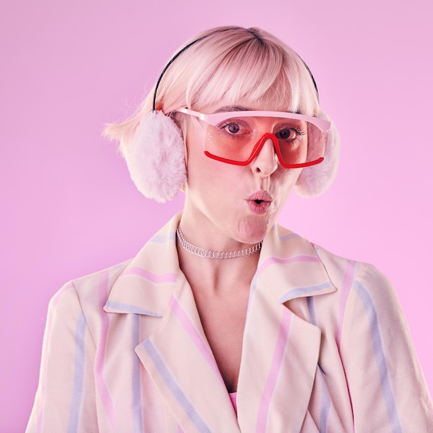 Porträtmode und Frau mit einzigartigem Stil, trendigen und schmollenden Lippen im Studiohintergrund Gesicht von Frau und Mädchen mit Brille, funky und junger Mensch mit lässigem, kantigem und fu-Outfit im Hintergrund