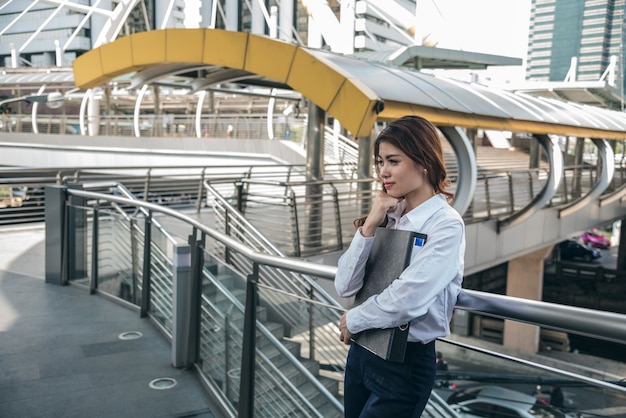 Porträts der schönen asiatischen Frau in denkendem Ausdruck.