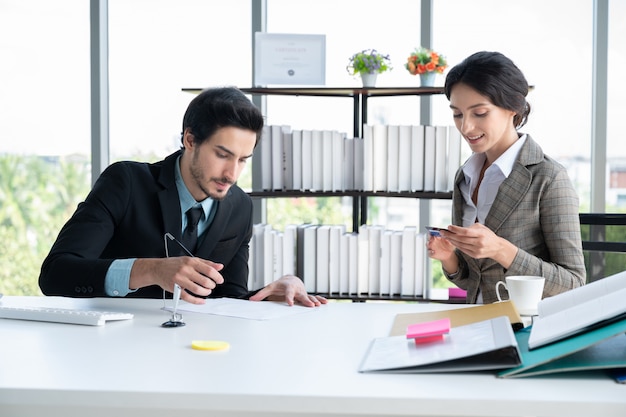 Porträts des Geschäftsmannes und der Frau, die im Finanzbüro arbeiten