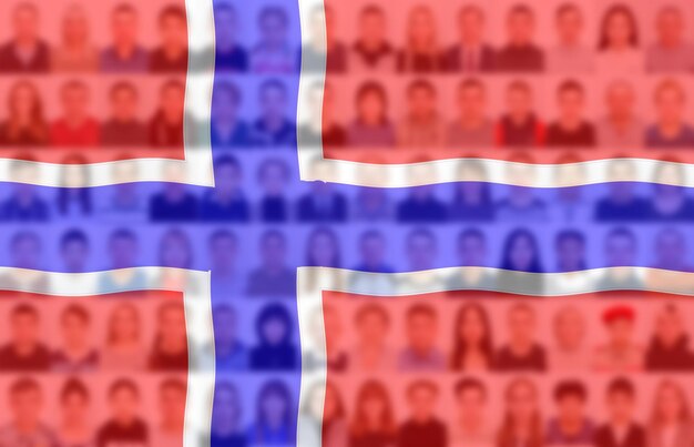 Porträts vieler Menschen auf dem Hintergrund der norwegischen Flagge Das Konzept der Bevölkerung und der demografischen Lage des Landes