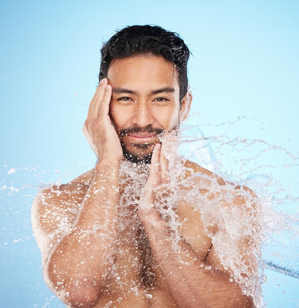 Porträtwasserspritzer oder Mann in der Dusche im Studio, der sein Gesicht oder seinen Körper für Schönheitspflege oder Selbstliebe reinigt