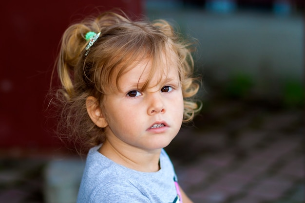 Portrain de una niña con peinado de moda