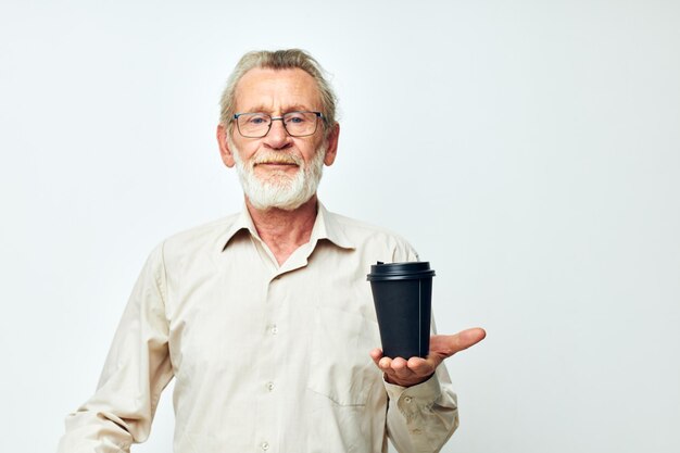 Portrait älterer Mann in einem Hemd und Brille ein schwarzer Glas isolierter Hintergrund