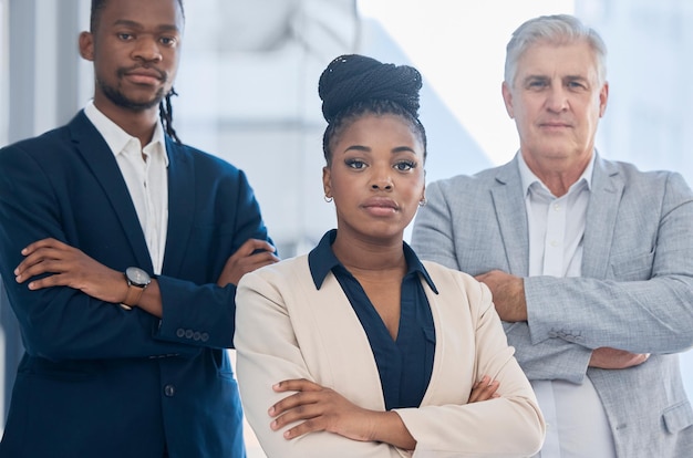 Portrait Arme verschränkt und schwarze Frauenführung mit Geschäftsleuten im Büro für Unternehmensziele Teamwork-Vielfalt und Gruppe von Mitarbeitern mit selbstbewusster weiblicher CEO-Vision und Erfolgsmentalität