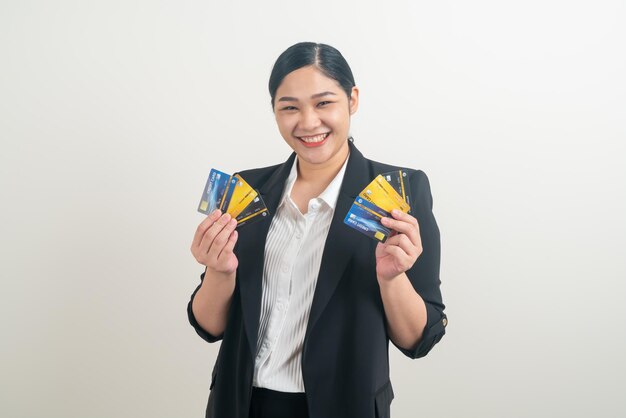 Portrait asiatische Frau mit Kreditkarte mit weißem Hintergrund