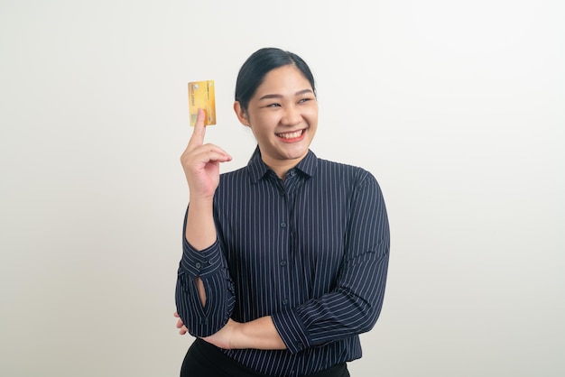 Portrait asiatische Frau mit Kreditkarte mit weißem Hintergrund