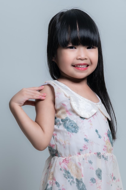 Portrait asiatische niedliche kleine Mädchen-Pose für ein Foto im Studio auf weißem Hintergrund