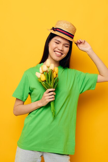 Portrait asiatische schöne junge Frau Blumenstrauß Romantik Frühling posiert isolierten Hintergrund unverändert