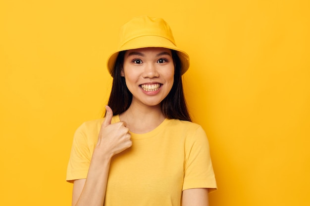 Portrait asiatische schöne junge Frau Freizeitkleidung Studio Handgeste Studiomodell unverändert