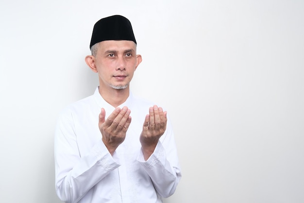 Portrait asiatischer moslemischer Mann betet, Seitenansicht