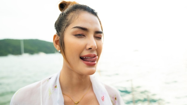 Portrait Attraktiv Fröhliche, schöne, sexy asiatische Frau, die Badebekleidung trägt, die auf dem Bootsdeck genießt, das eine Luxusyacht segelt Urlaubsreise Sommerurlaub