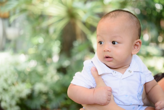 Portrait Baby im Garten