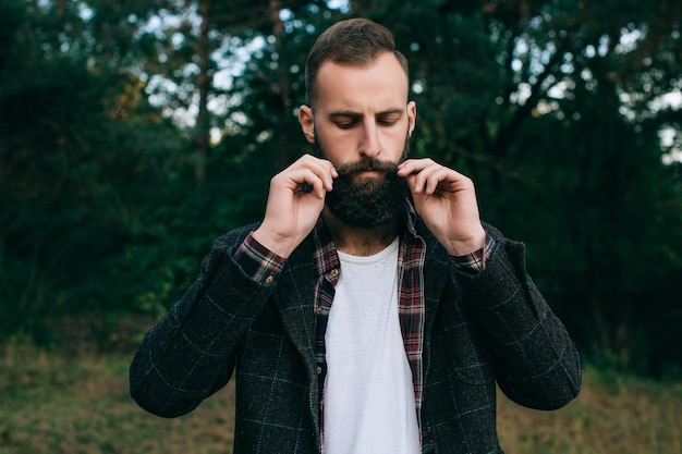 Portrait bärtiger Hipster-Mann im Wald