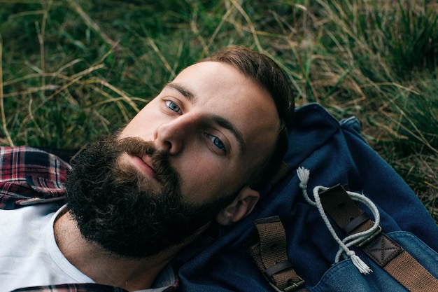 Portrait brutaler bärtiger Hipster-Mann im Waldx9xA