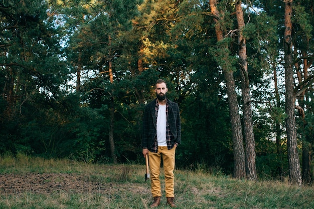 Portrait brutaler bärtiger und schnurrbärtiger Holzfäller-Hipster-Zigeuner im Wald mit axx9