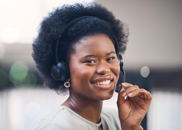 Portrait-Callcenter und Support mit einer schwarzen Beraterin, die in ihrem Telesales-Büro arbeitet. Kontaktieren Sie uns Kundendienst und Telemarketing mit einer weiblichen Mitarbeiterberatung mit einem Headset