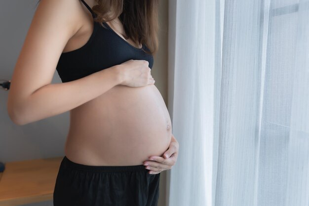 Foto portrait der asiatischen schwangeren frau im schlafzimmer