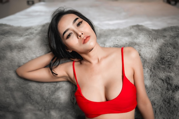 Portrait der asiatischen sexy Frau im Schlafzimmer