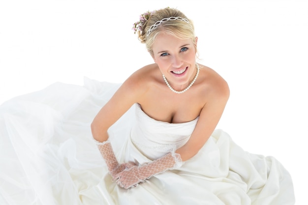 Portrait der Braut sitzend über weißem Hintergrund