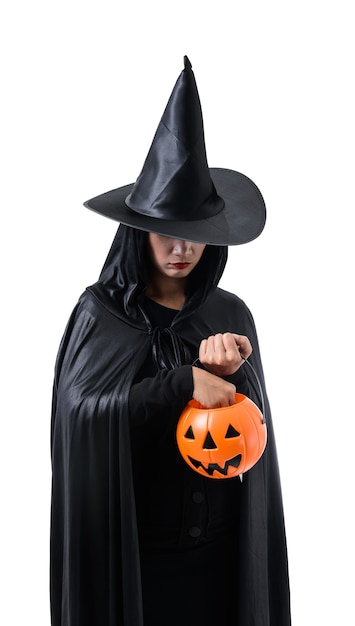 Portrait der Frau im schwarzen furchtsamen Hexe Halloween-Kostüm, das mit Hut steht