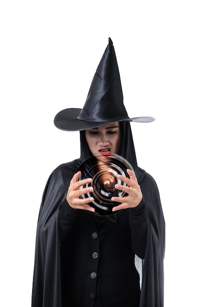 Portrait der Frau im schwarzen furchtsamen Hexe Halloween-Kostüm, das mit Hut steht