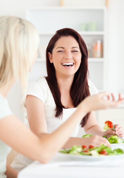 Portrait der freundlichen Frauen, die Salat essen