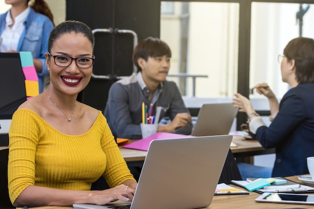 Portrait der Geschäftsfrau arbeitend mit Computer