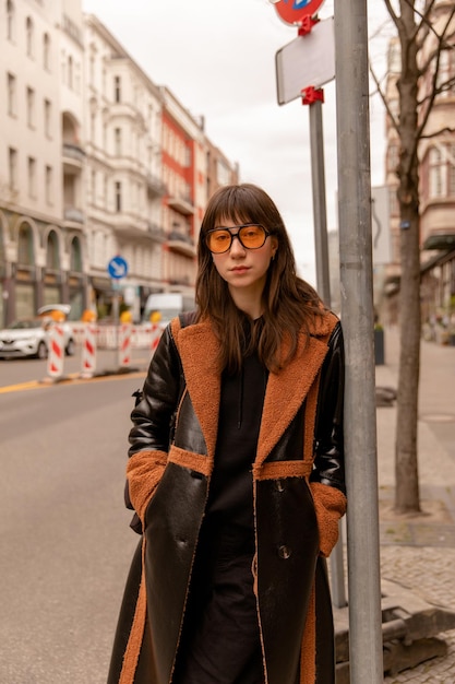 Portrait der Geschäftsfrau in der orange Sonnenbrille