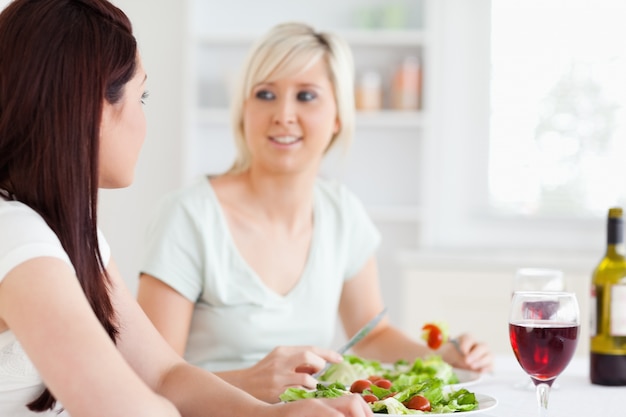 Portrait der glücklichen Frauen, die Salat essen