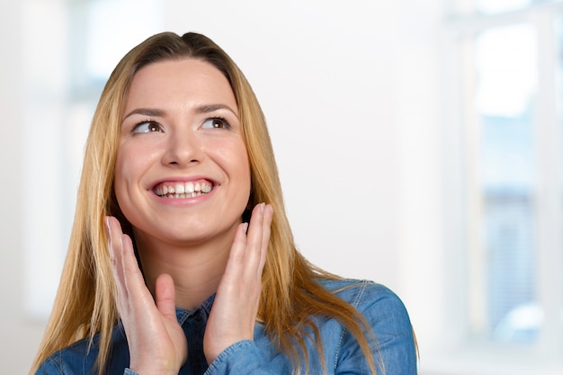 Portrait der glücklichen lächelnden jungen schönen Frau