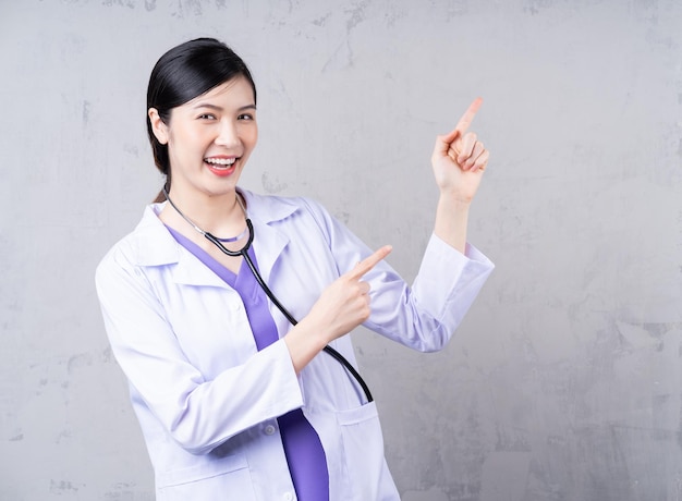 Portrait der jungen asiatischen Ärztin