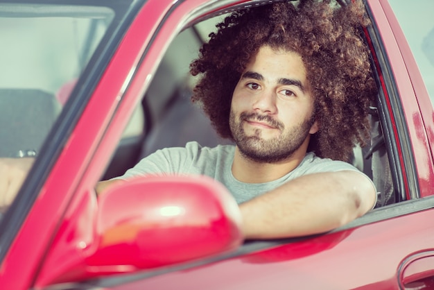 Portrait der jungen attraktiven Kerle mit Auto