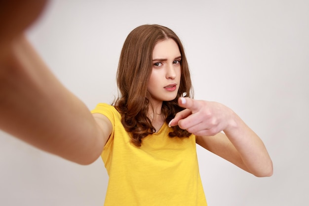 Portrait der jungen Frau auf grauem Hintergrund