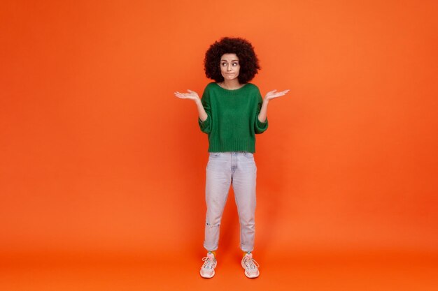 Portrait der jungen Frau auf orangefarbenem Hintergrund