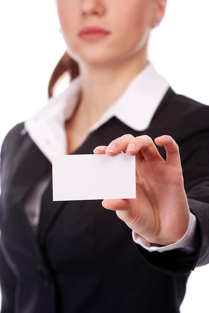 Portrait der jungen Geschäftsfrau mit weißer Karte
