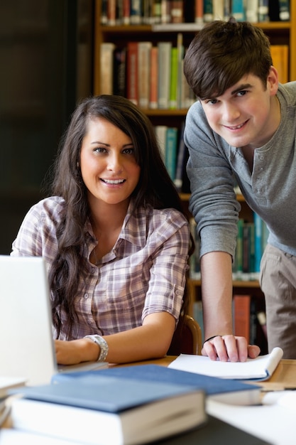 Portrait der jungen Kursteilnehmer, die zusammen mit einem Laptop arbeiten