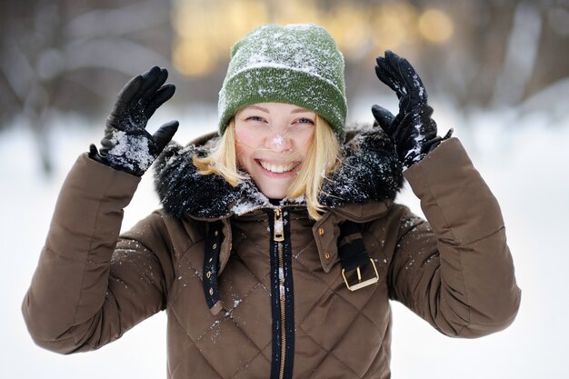 Portrait der jungen schönen Frau, die Spaß im Winter hat