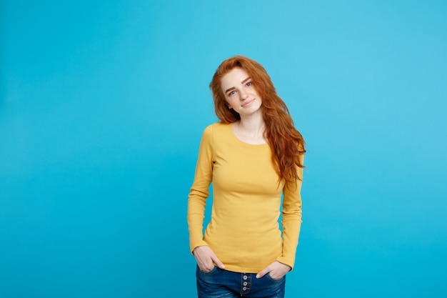 Portrait der jungen schönen Ingwer Frau mit Sommersprossen fröhlich lächelnd Blick auf Kamera. Isoliert auf Pastell blauem Hintergrund. Platz kopieren