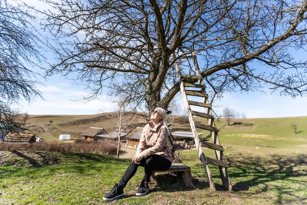 Foto portrait der jungen schönen lächelnden frau draußen.