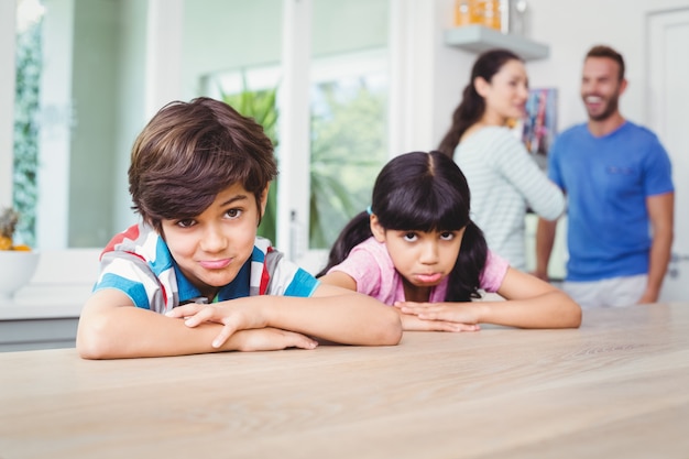 Portrait der Kinder, die Gesichter bilden