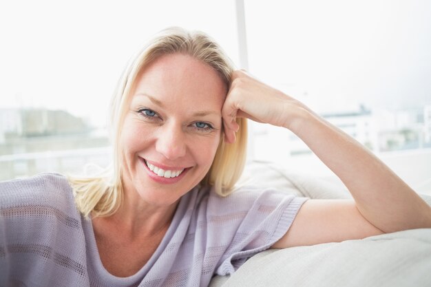 Portrait der lächelnden Frau entspannend auf Sofa