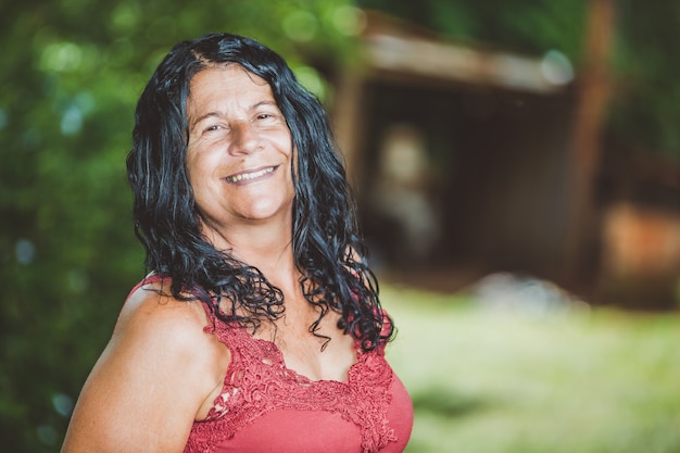 Portrait der lächelnden schönen Frau in der Natur