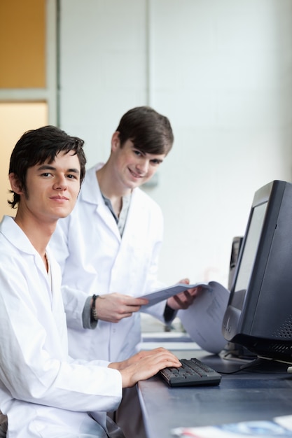 Portrait der männlichen Wissenschaftler mit einem Monitor