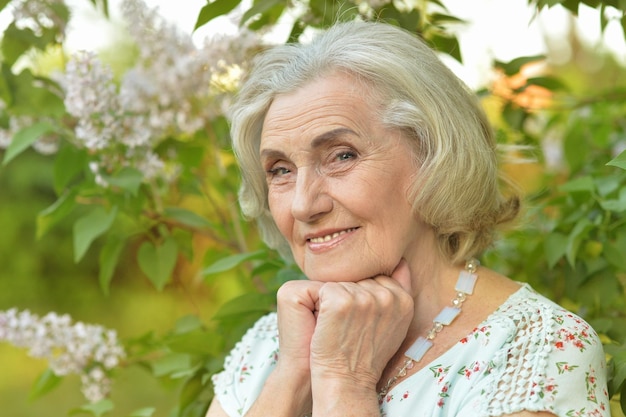 Portrait der schönen älteren Frau