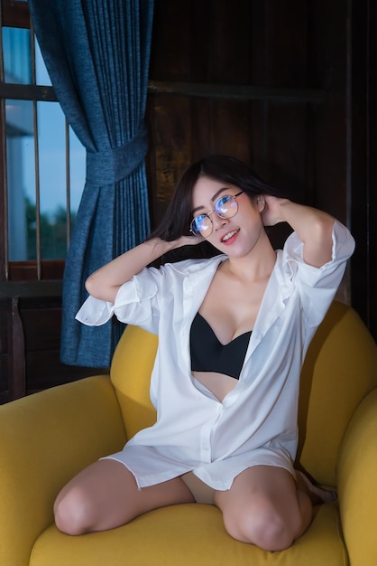 Portrait der schönen asiatischen sexy Frau im SchlafzimmerThailänderPose für ein Foto