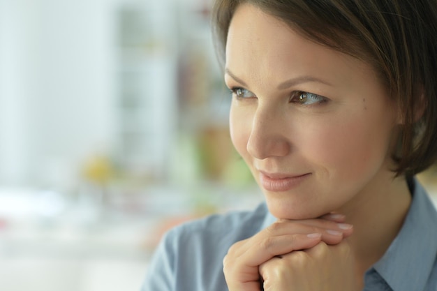 Portrait der schönen Aufstellung der jungen Frau