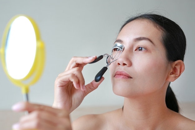 Portrait der schönen Frau Lockenwimpern machend