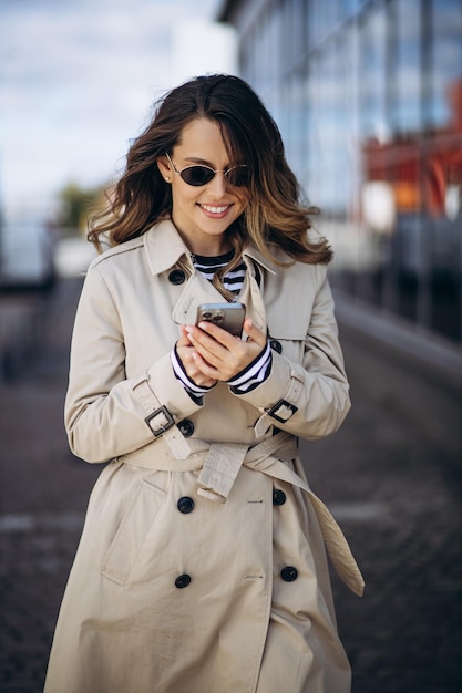 Portrait der schönen Frau sprechend am Telefon