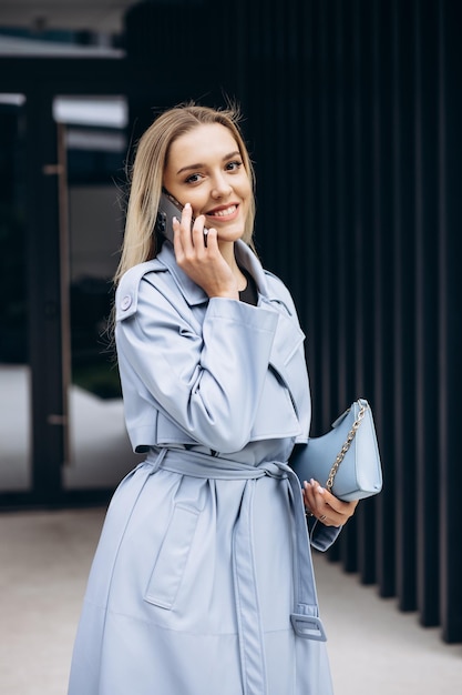 Portrait der schönen Frau sprechend am Telefon